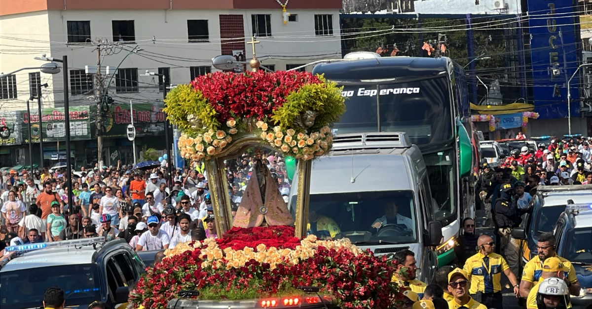 Corredores de rua acompanham a imagem peregrina de Nossa Senhora de Nazaré durante o Traslado para Ananindeua e Marituba, na passagem pelo bairro de São Brás, em Belém.