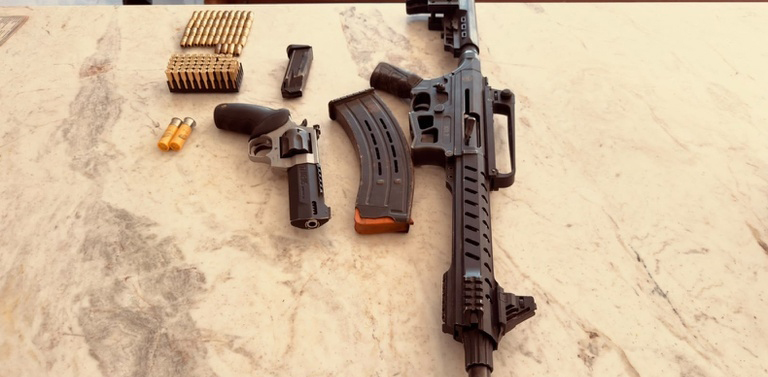 Durante a ação, os agentes apreenderam duas armas de fogo, 112 munições, duas caminhonetes e um aparelho celular.