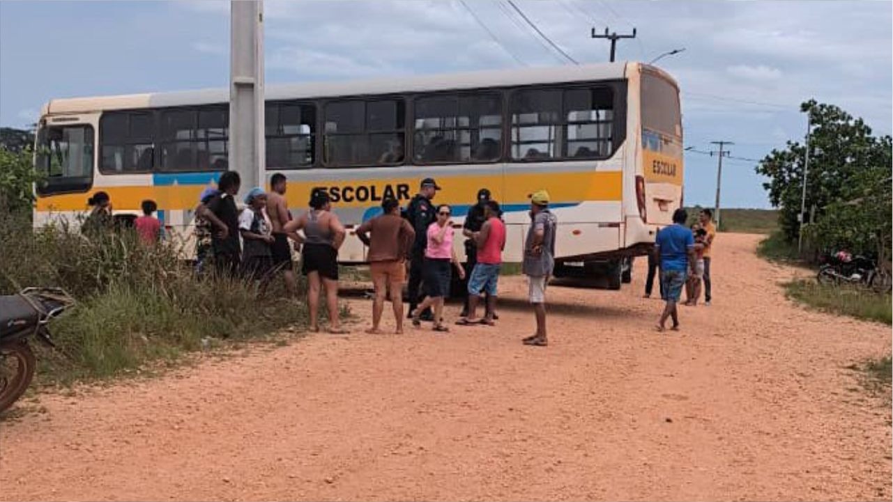 As jovens trafegavam na moto quando teriam sido surpreendidas por uma manobra do ônibus.