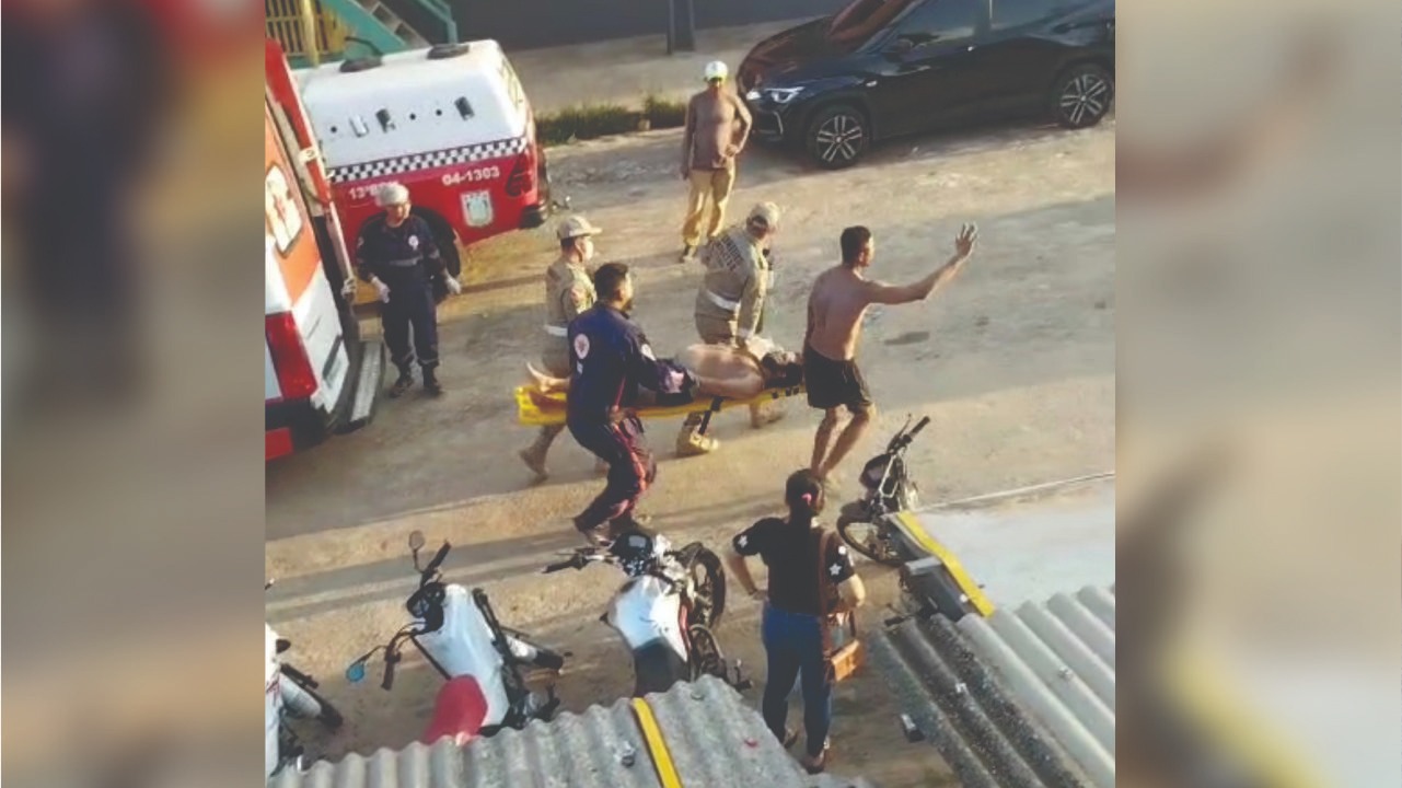 Equipes do Samu e do Corpo de Bombeiros prestam primeiros socorros a homem vítima de afogamento na Praia do Mangal, em Tucuruí (PA).