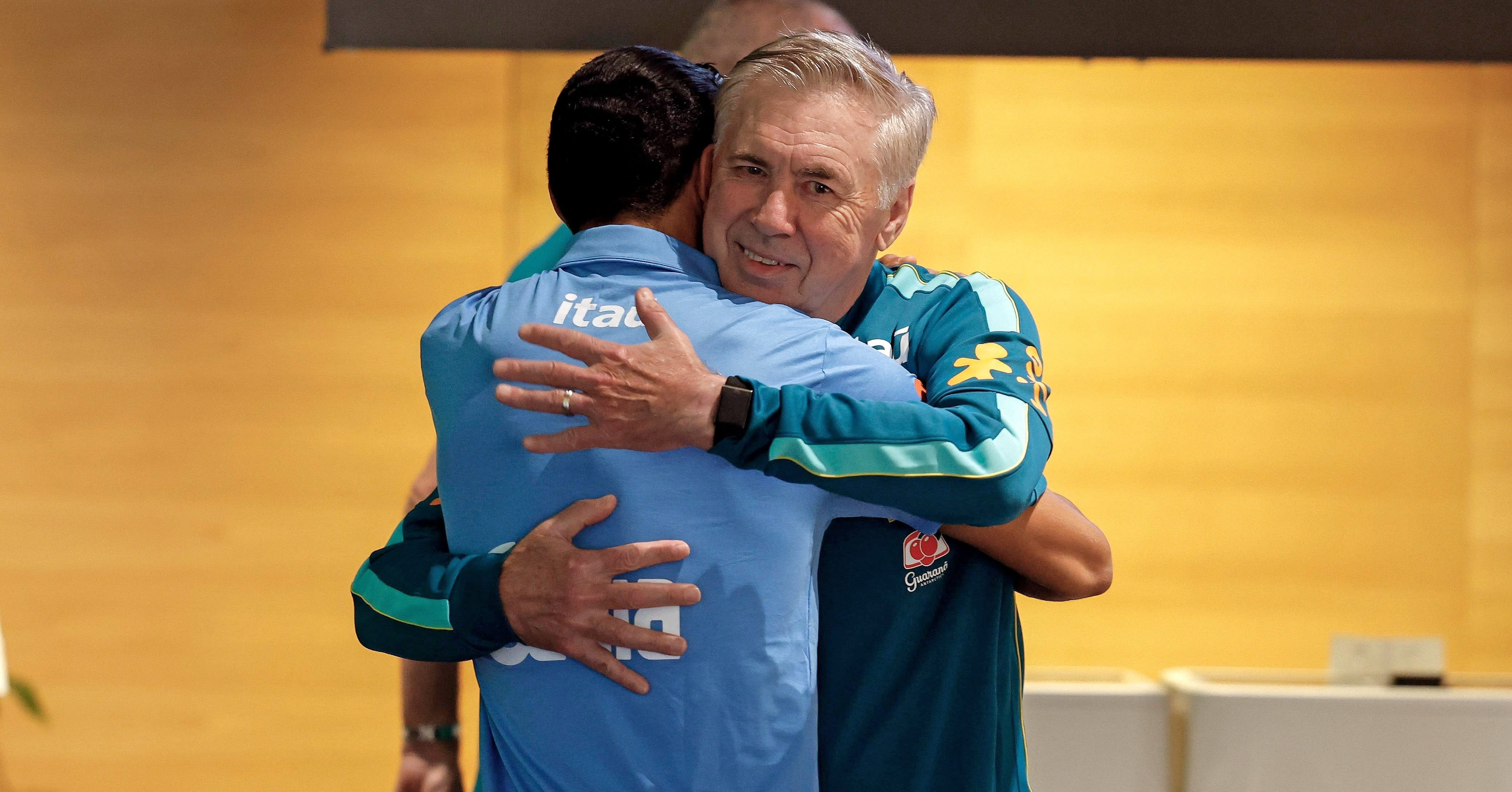 Ancelotti dá um abraço em Douglas Santos, um dos poucos destaques da equipe brasileira na Copa do Mundo
