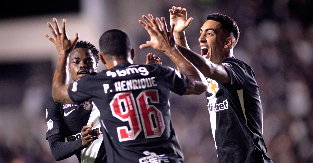André Gomez (esquerda) marcou o gol da vitória vascaína