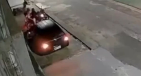 O grupo invadiu a residência e fugiu apenas porque alarme de carros disparou