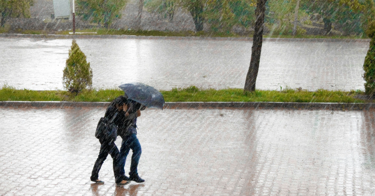 Fim de semana de eleição será marcado por temporais e ventos fortes em áreas do Centro-Sul, enquanto Norte e Nordeste terão calor e pancadas de chuva.
