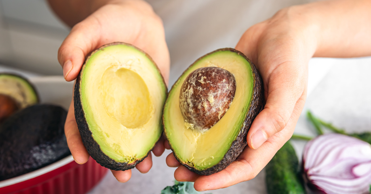 Guardar o abacate no lugar errado pode atrapalhar o amadurecimento e comprometer sabor e textura. Saiba onde deixar a fruta, como acelerar o processo e quando é hora de colocá-la na geladeira.