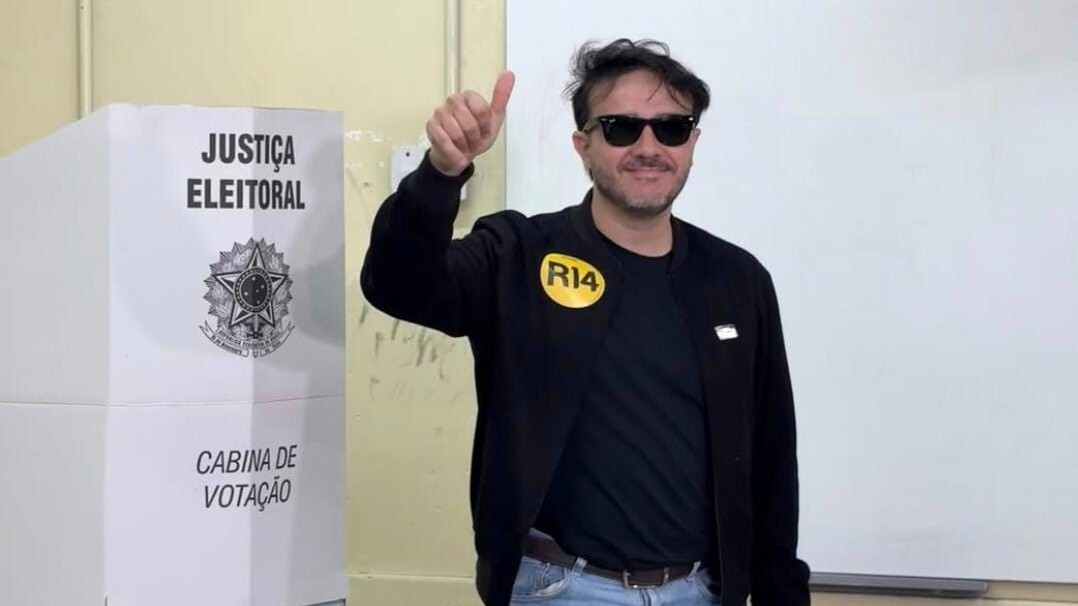 Renan Santos vota em SP e critica o cenário eleitoral e o Judiciário, destacando a ausência de debates nas eleições 2026.