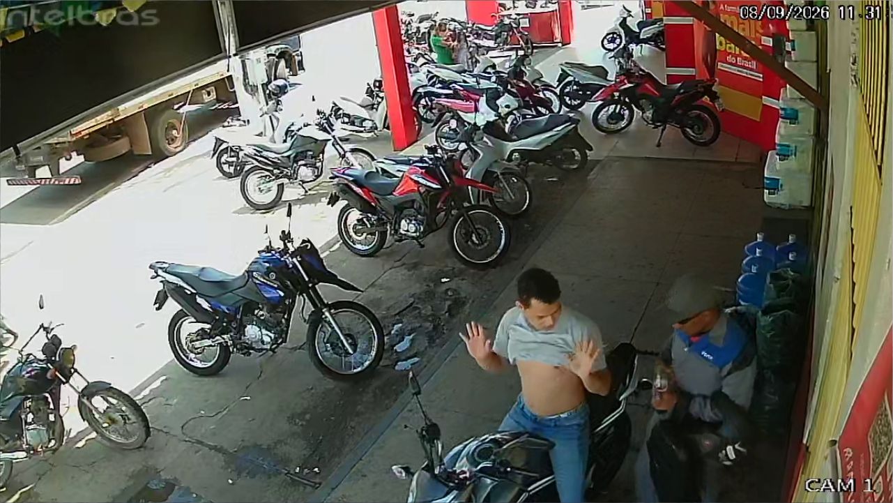 Câmera de segurança registra o exato momento em que o passageiro da motocicleta aborda a vítima perto da rotatória da BR-422, em Tucuruí.