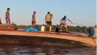 Os ocupantes precisaram ficar no casco da embarcação até a chegada do resgate