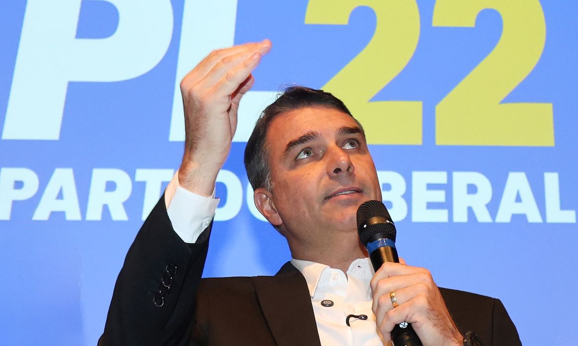 Flávio Bolsonaro foi filiado irregularmente ao Missão no início deste mês