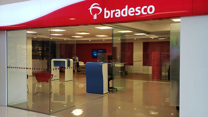 Bradesco fecha 324 agências e demite 2,4 mil funcionários em 2026. Entenda as razões e o impacto dessas mudanças no setor bancário.