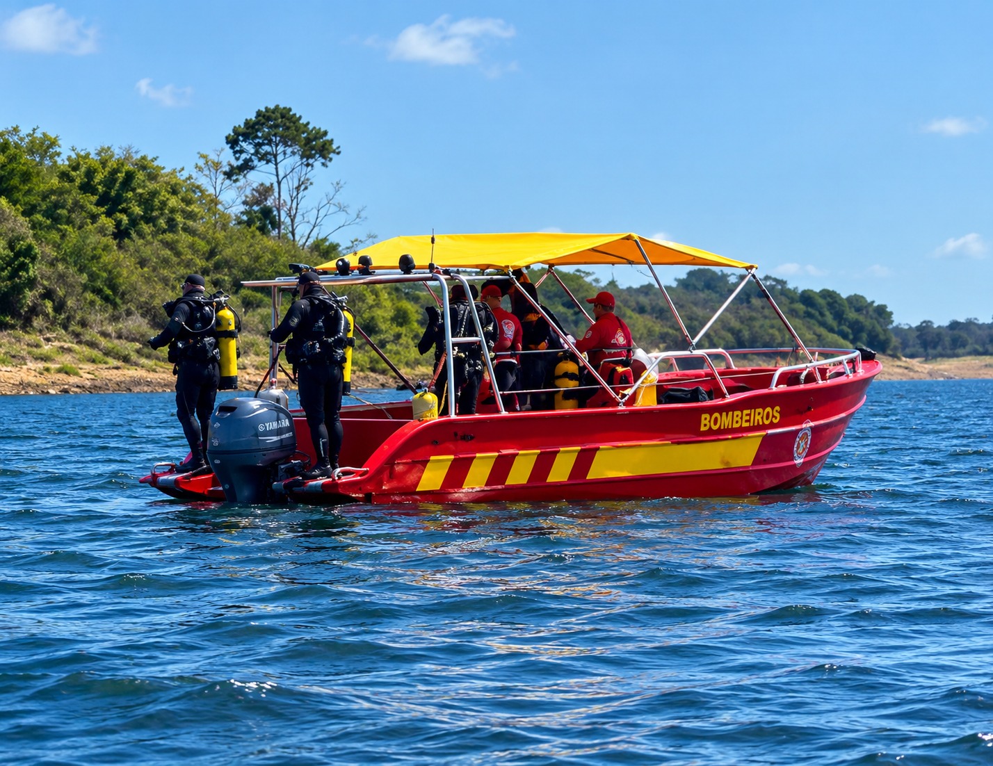 Equipes do Corpo de Bombeiros e mergulhadores especializados realizam varredura no local para tentar localizar o jovem