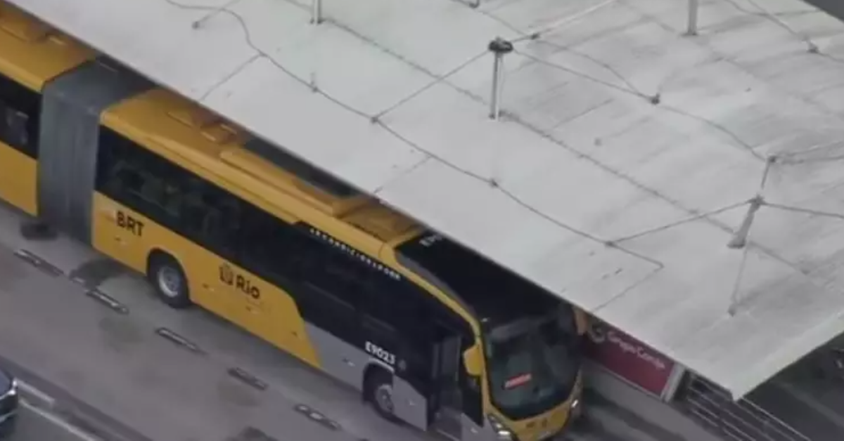 Passageiro foi encontrado morto a tiros dentro de um ônibus do BRT, próximo à estação Asa Branca, em Jacarepaguá, durante uma operação policial na região.