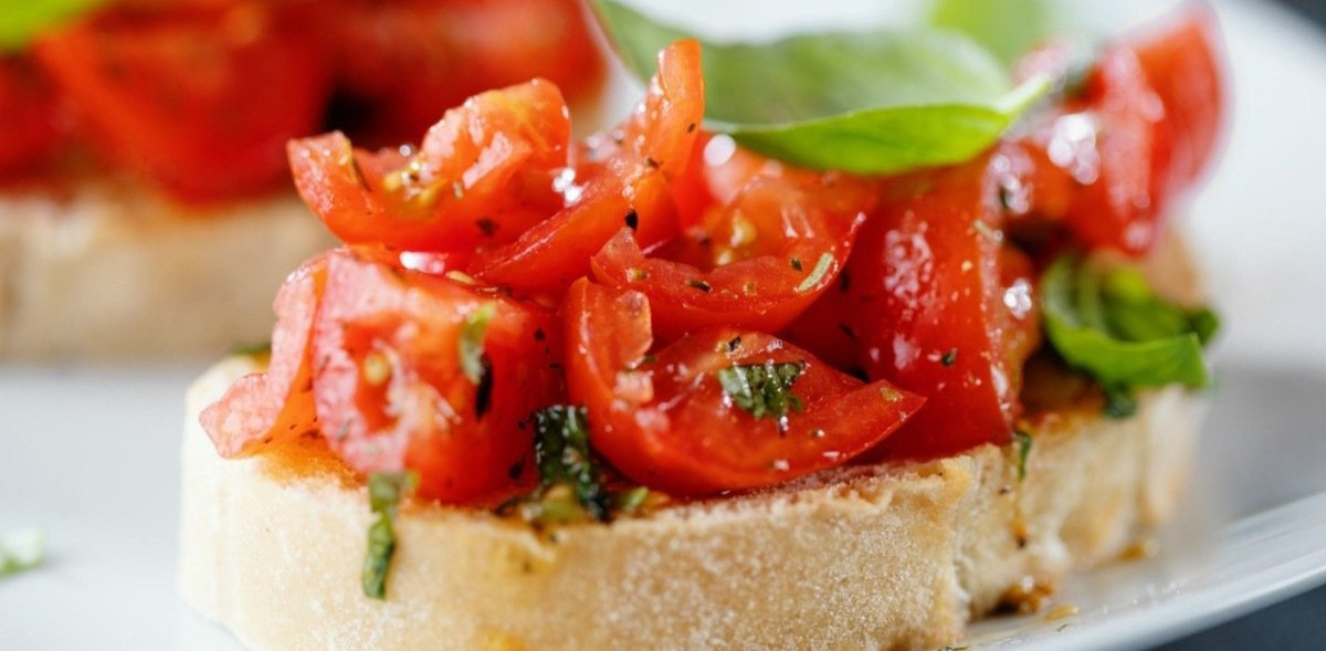 Acompanhe a apuração das eleições com petiscos práticos! Aprenda a fazer bruschetta, mini sanduíches e um dip refrescante.