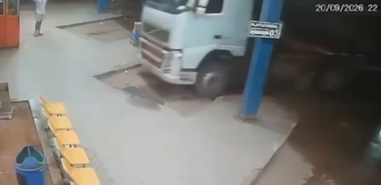 Caminhão estava sem motorista e invadiu sozinho área de terminal rodoviário