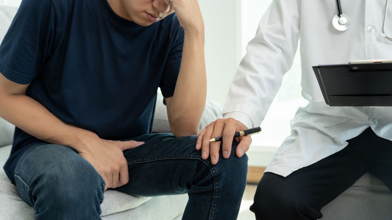 Condição não costuma oferecer riscos graves à saúde, mas pode impactar a fertilidade e a quantidade de esperma expelida durante o orgasmo.