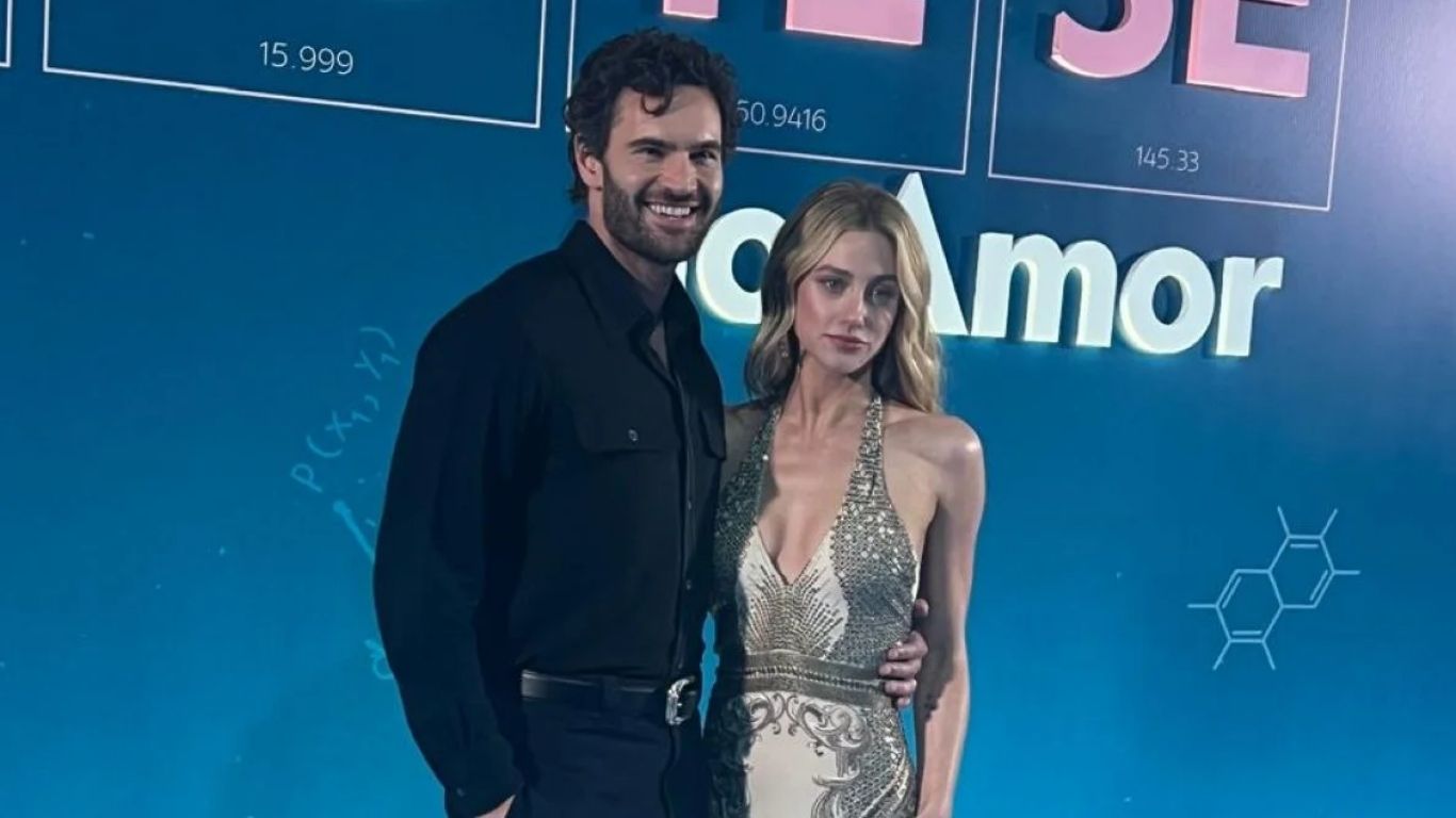 Lili Reinhart e Tom Bateman detalham as mudanças da versão cinematográfica do fenômeno literário de Ali Hazelwood.