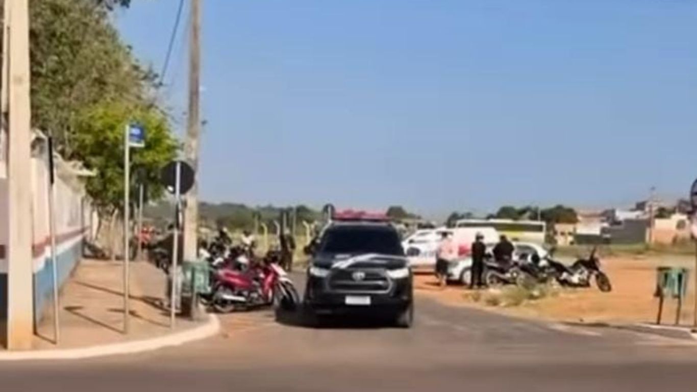 Invasão no bairro Santana assusta alunos e funcionários; suspeito em surto foi contido por populares e levado à delegacia.