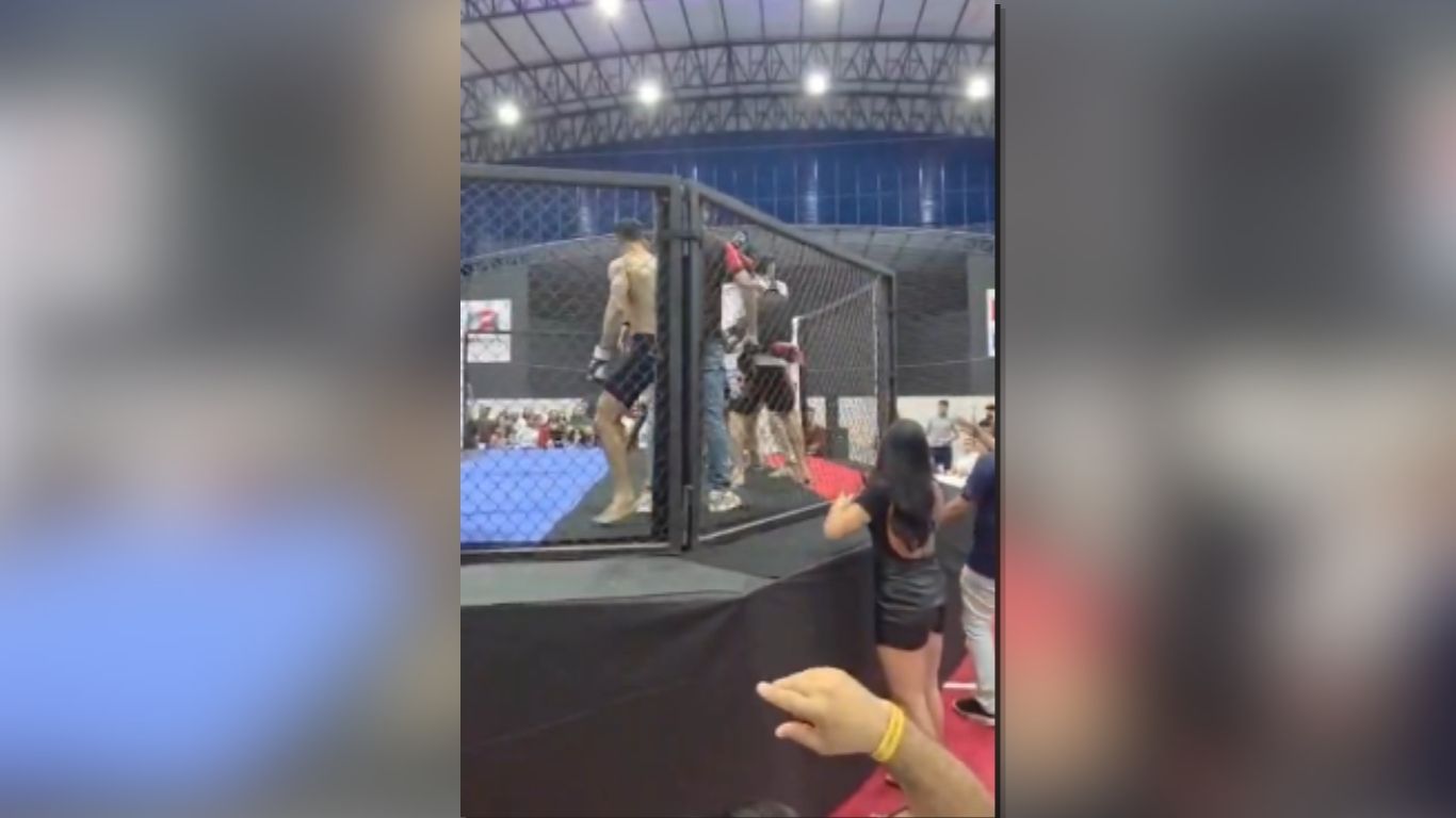 Integrantes de equipe invadiram a área do combate após o fim do confronto no Ginásio Poliesportivo Carlinho Mezzomo.