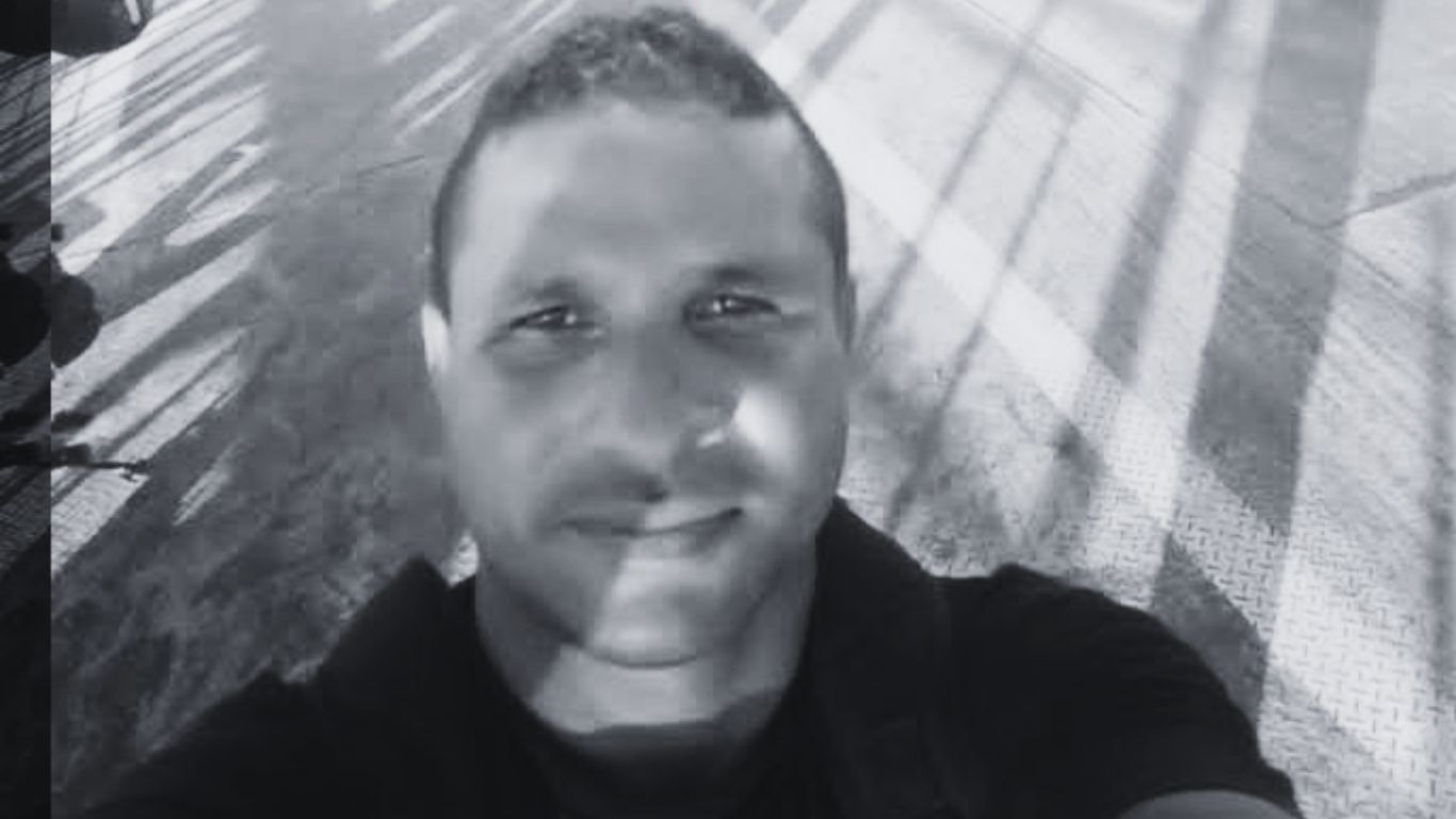 Márcio Silva foi atingido na cabeça dentro do próprio estabelecimento; suspeito do furto e autor do disparo já foram identificados pela polícia.