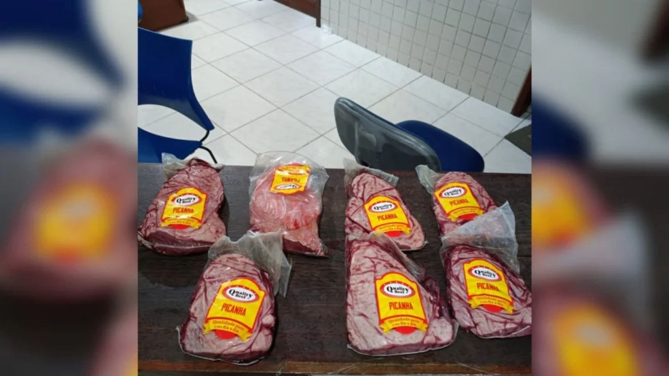 Suspeito foi contido por funcionários de supermercado; polícia recuperou sete peças da carne e autuou mulher por receptação.