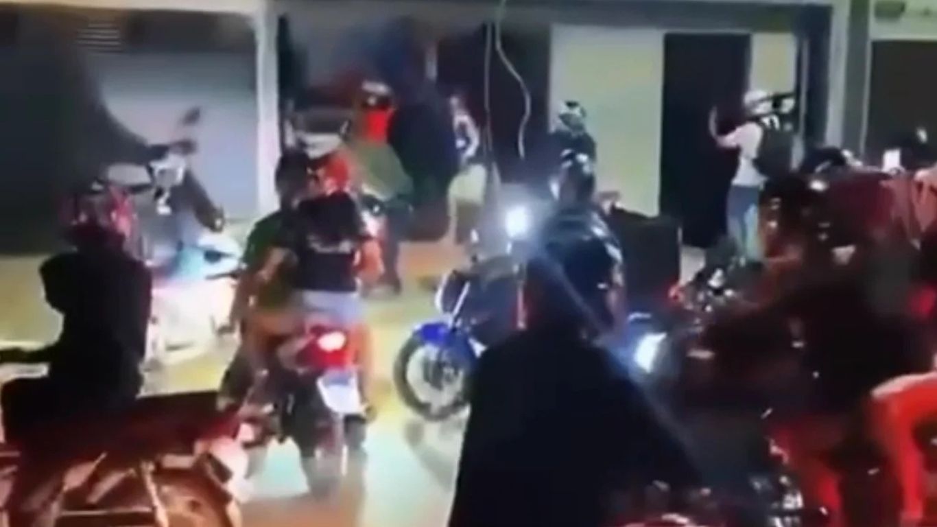 Grupo foi até a residência após trabalhador levar um soco durante uma entrega no bairro Novo Horizonte
