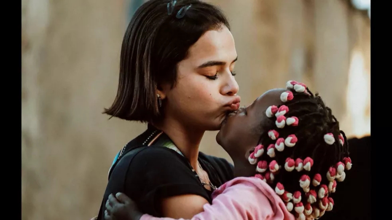 Albie destacou a atuação discreta da atriz brasileira em projetos sociais no continente africano. E criticou famosos que usam a vulnerabilidade para engajamento