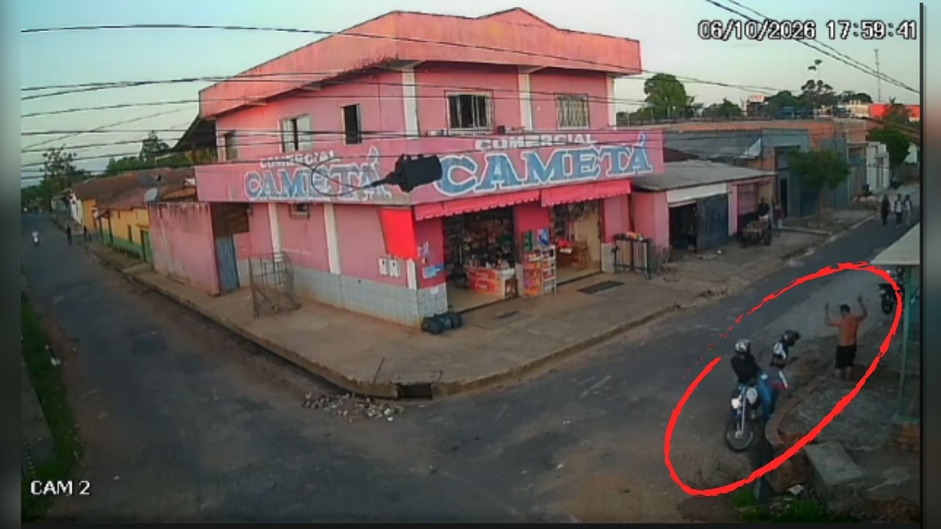 Imagem do circuito de monitoramento captura o instante em que a motocicleta se aproxima da vítima em frente à residência no bairro Getat.
