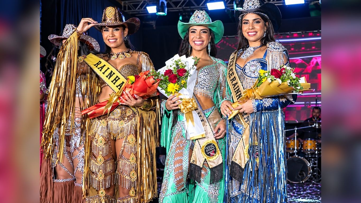 A corte da 38ª Expoama reunida: a Rainha Joyce Silva ao lado da 1ª Princesa, Nickolly Materazzo, e da 2ª Princesa, Ana Júlia.