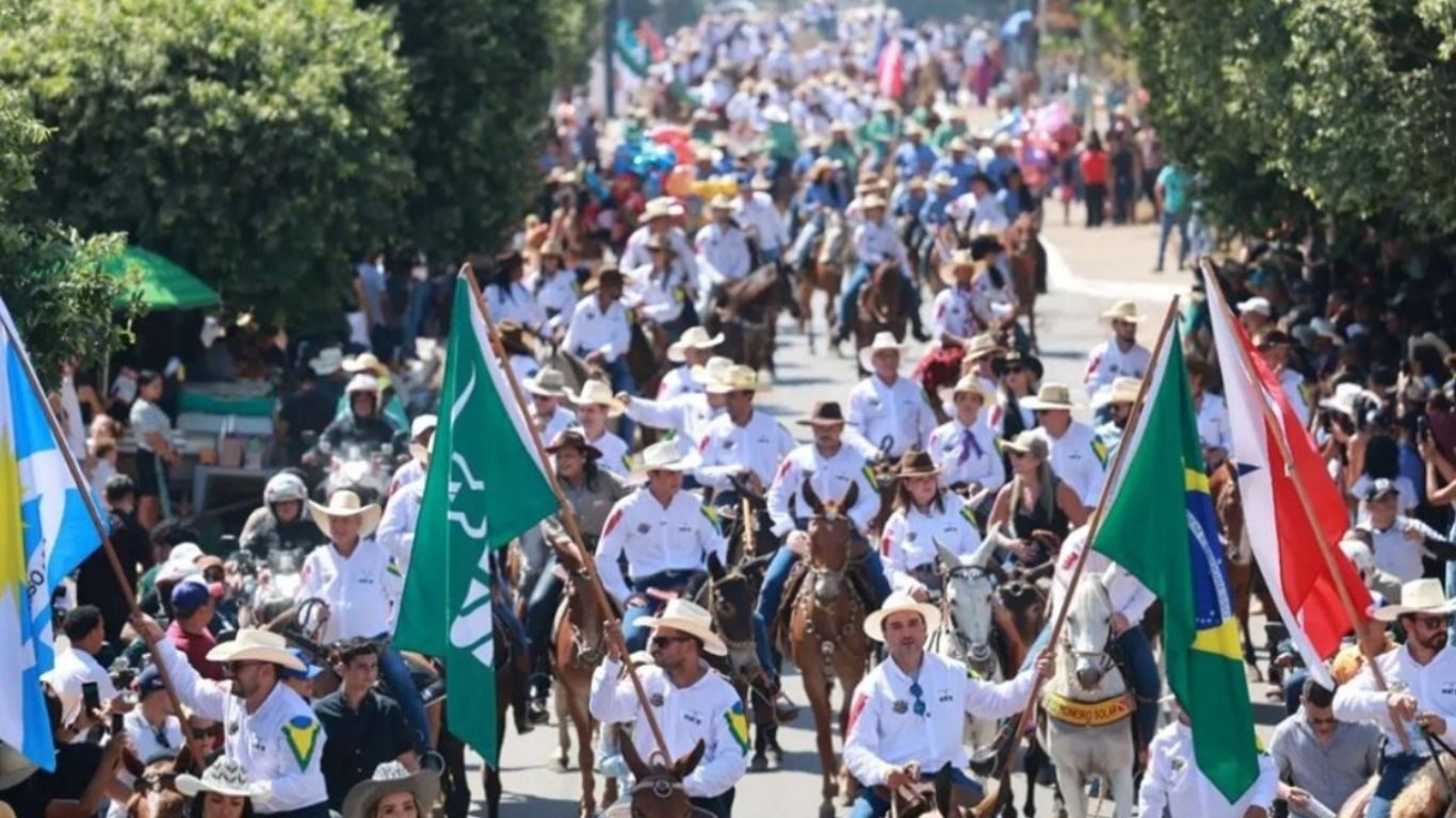 Comitivas de cavaleiros e amazonas percorrem as ruas de Xinguara durante a cavalgada de abertura da 27ª FAX.