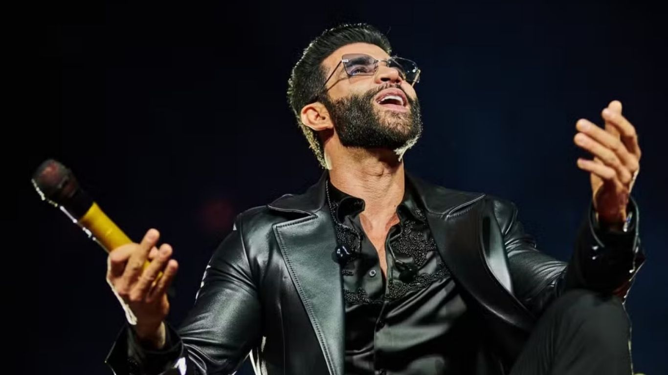 Com produção cênica e solo de guitarra, Gusttavo Lima abriu a apresentação que marcou seu retorno à arena de Barretos após três anos.