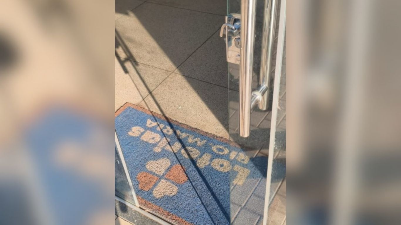 Entrada da casa lotérica na Avenida Rio Maria teve o cadeado estourado e a porta de vidro destruída pelos criminosos.