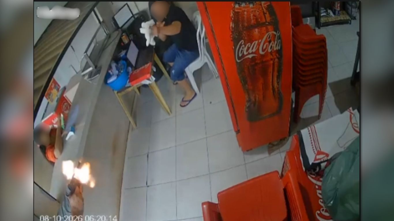 Momento em que homem armado entra no estabelecimento e atira contra vítima