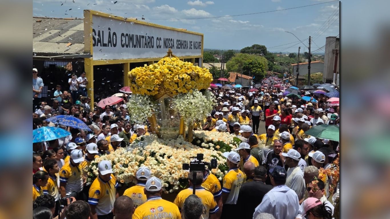 Multidão de devotos acompanha a Imagem Peregrina durante o percurso de cinco quilômetros pelas ruas de Tucuruí na manhã de domingo (11).