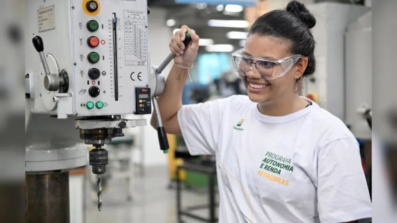 Oportunidades contemplam formação industrial e tecnologia no país. Programa social foca em inclusão e disponibiliza auxílio financeiro mensal a estudantes.