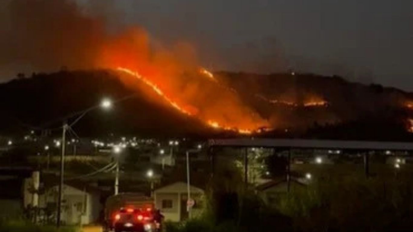 Chamas destruíram cerca de 16,53 hectares no Morro das Antenas e no bairro Residencial Canaã. Fogo foi controlado após oito horas de atuação de brigadas