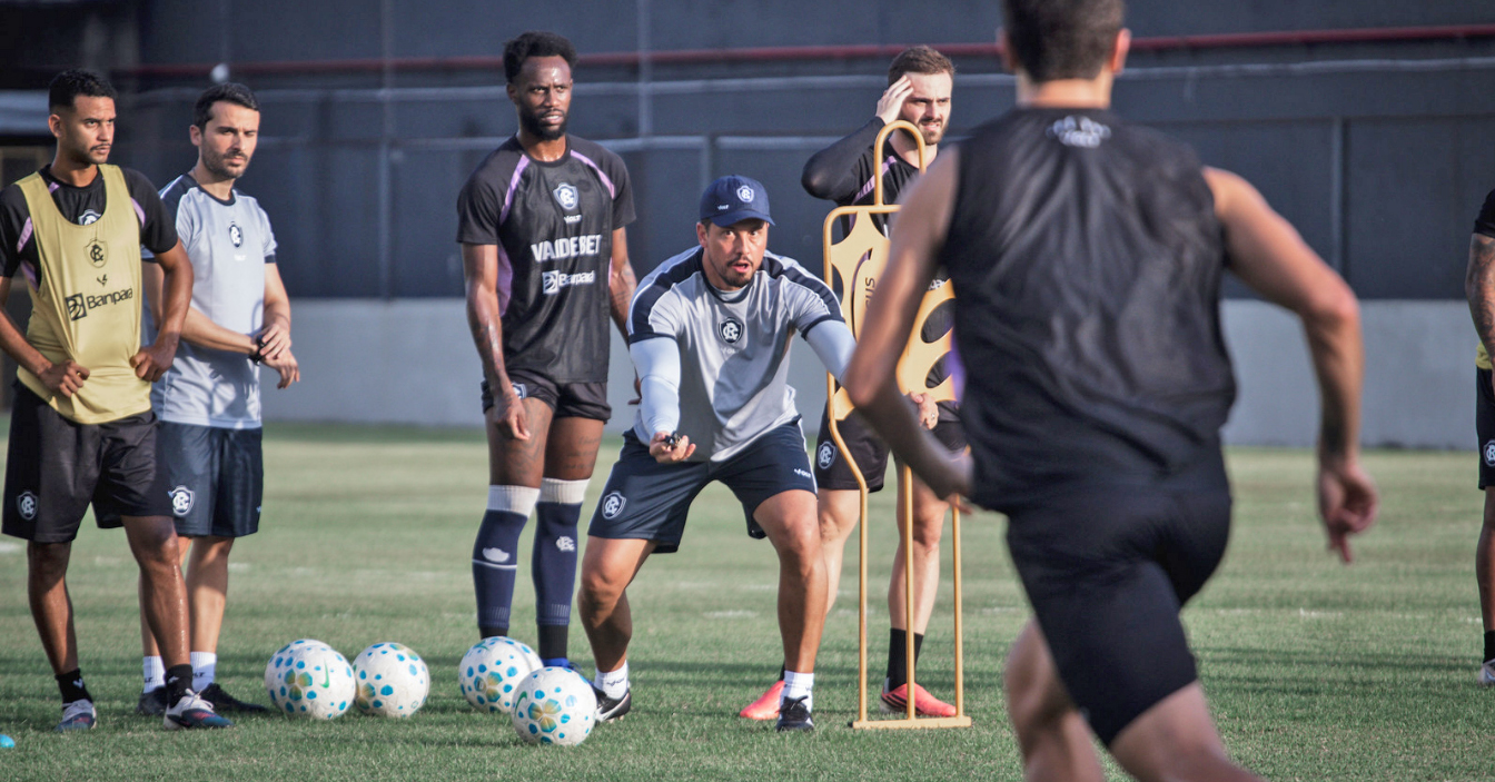 Treinador estreia neste sábado (19) no comando azulino