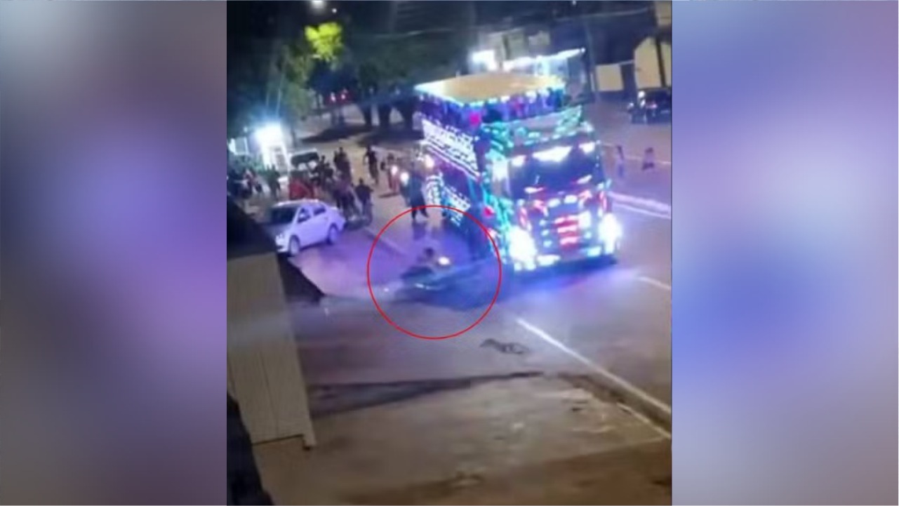 Imagem de câmera de segurança registra o momento exato em que o motociclista tenta a ultrapassagem antes de perder o controle e cair na pista.