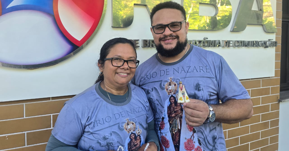 Cláudia e Gleison caminham de Santo Antônio do Tauá até Belém para cumprir uma promessa feita a Nossa Senhora de Nazaré após a recuperação do filho, Paulo Henrique, que nasceu prematuro e foi diagnosticado com hidrocefalia.