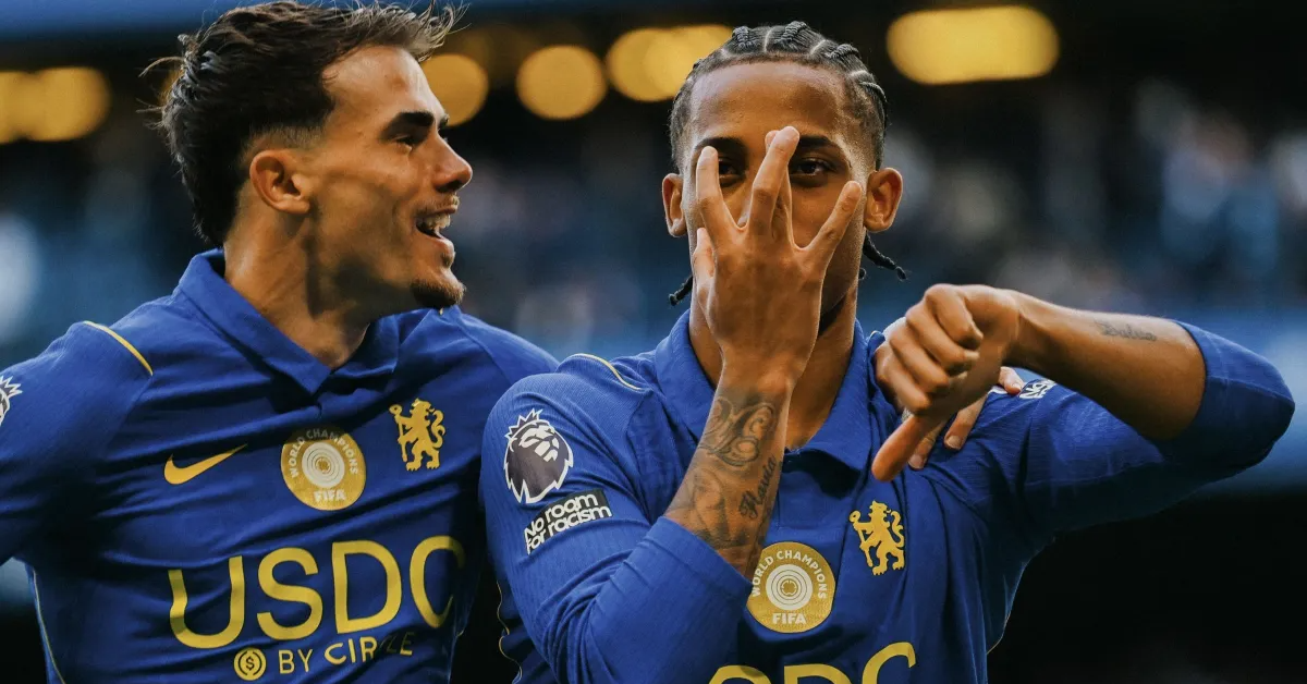 João Pedro comemora um dos dois gols marcados na goleada do Chelsea sobre o Bournemouth neste sábado (10/10), pela Premier League.