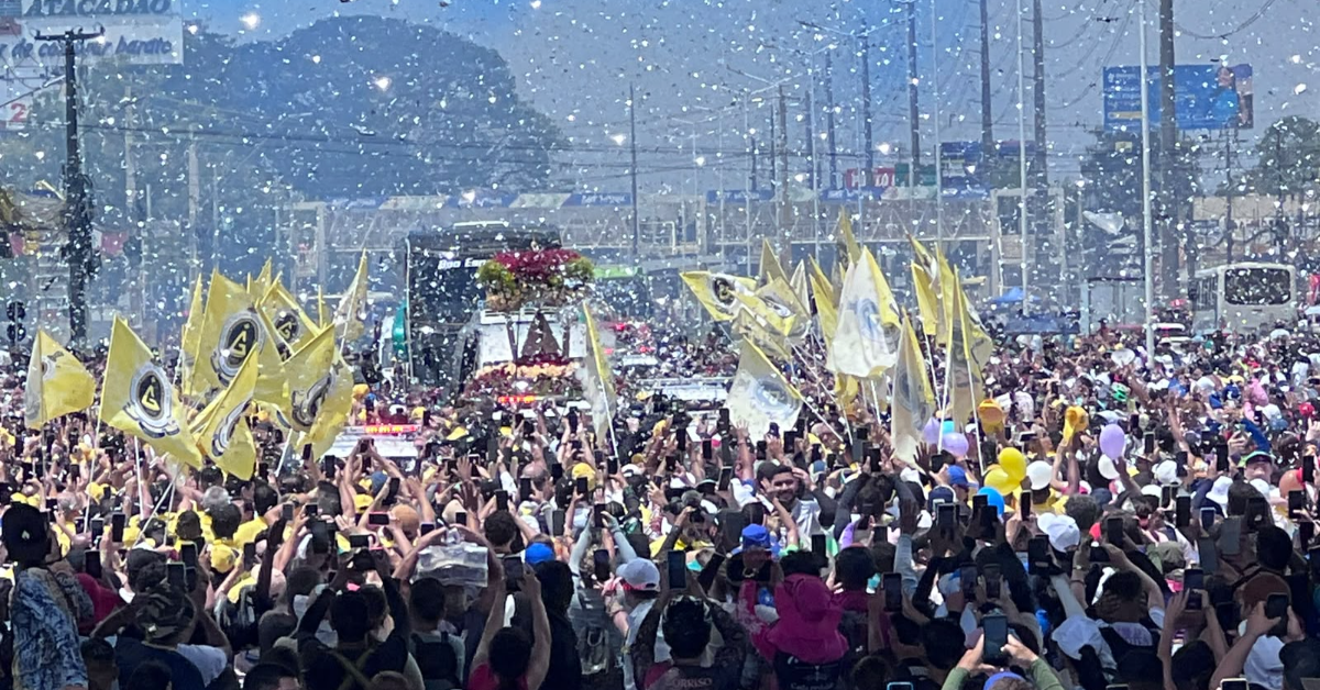 Milhares de fiéis acompanham a passagem da imagem peregrina de Nossa Senhora de Nazaré pela BR-316, em Ananindeua, durante o traslado do Círio 2026