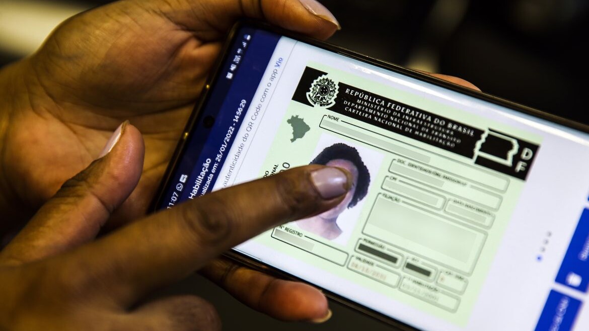 Saiba como pendências no CPF podem bloquear a renovação da CNH e como regularizá-las para evitar problemas futuros.