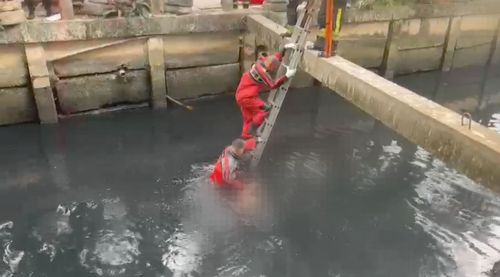 O corpo foi retirado do canal pelo Corpo de Bombeiros.