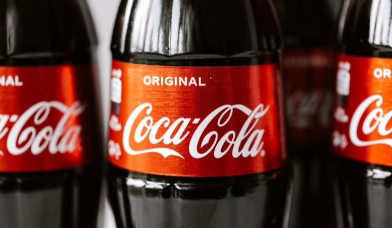 A empresa Coca-Cola fechou fábricas na África do Sul e Estados Unidos