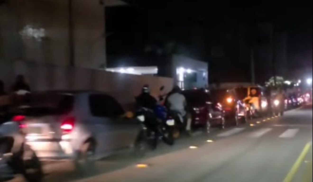 Imagens registradas no local mostram uma fila de veículos nem um posto de combustíveis.