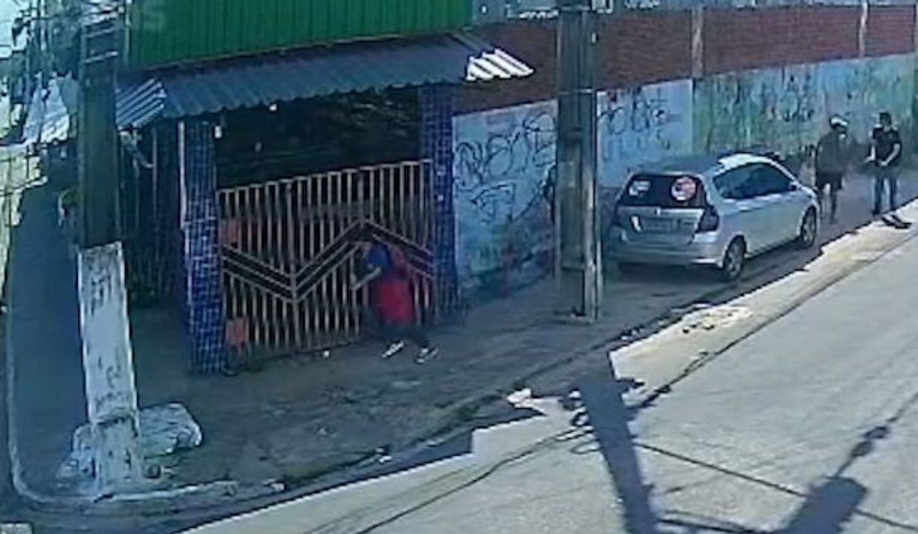 O suspeito usou uma arma branca para assaltar os estudantes