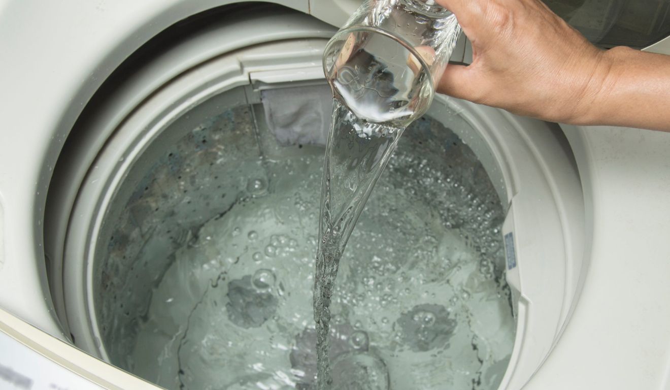 O procedimento envolve o cesto interno, o dispenser de produtos, o filtro de fiapos e o filtro da entrada de água.