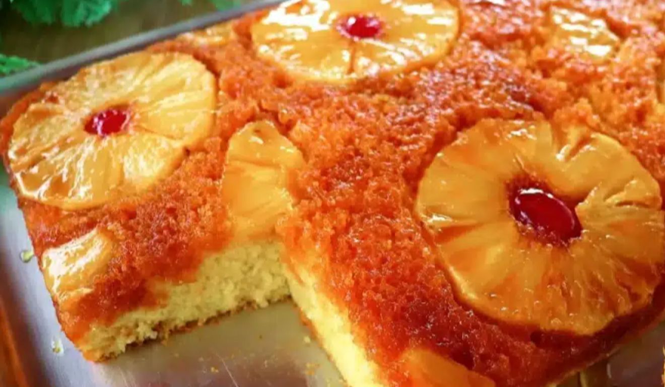 O segredo está em desenformar ainda quente, pois isso garante que o caramelo escorra sobre o bolo e que as frutas se soltem com facilidade.