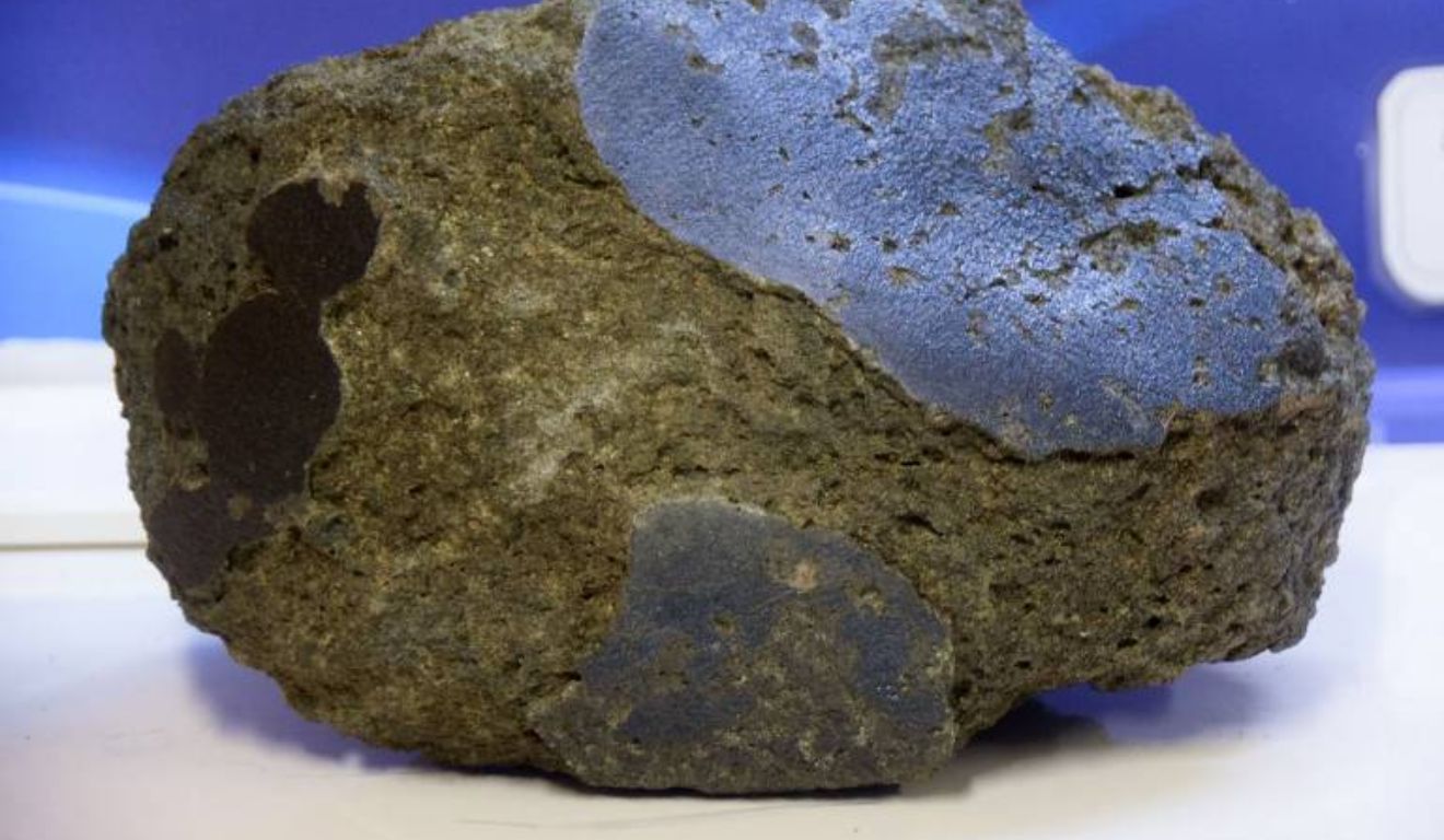 A história reforça a importância da análise especializada para a identificação correta de materiais geológicos incomuns.