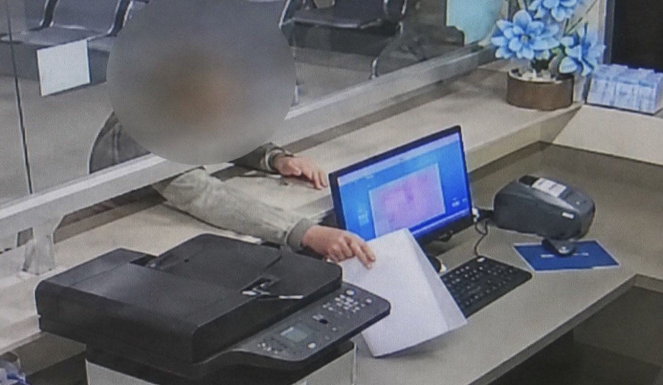 A vítima chegou ao pronto-socorro do Hospital Cristo Rei com lesões aparentes no corpo.