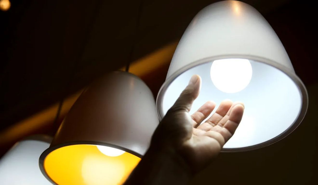 Quando são aplicadas as bandeiras vermelha ou amarela, a conta sofre acréscimo a cada 100 quilowatts-hora (kWh) consumido.